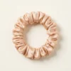 scrunchie-champagne-main Mulberry silk scrunchie - slim 2 cm | 22 momme