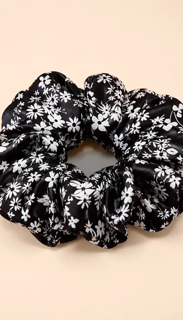 Black 22 momme ruched 5 cm mulberry silk scrunchie Black 22 momme ruched 5 cm mulberry silk scrunchie