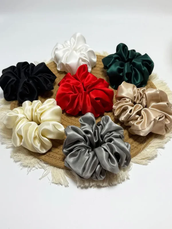 Ruched 5 cm mulberry silk scrunchie lifestyle Ruched 5 cm mulberry silk scrunchie lifestyle